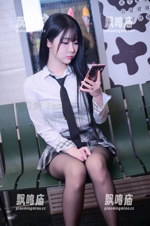 没有门票！Bomi(普美)为你奉上超级好看的灰色吊带图片！