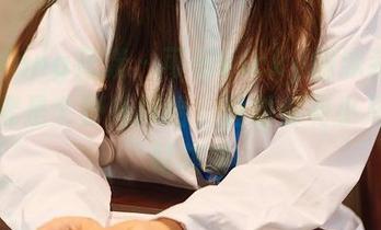 HuaYang花漾 – 可乐Vicky的泳装照片，仿佛是个野外探险，随时都有小鸟要叮叮咚咚