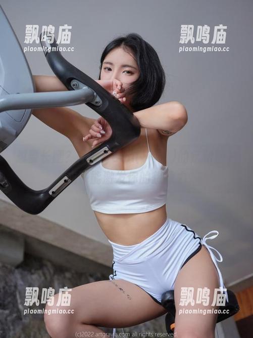 想要长腿？Hyoyeon(김효연)的定制图片或许能激发你的想象力