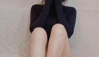 微密圈 – July芝岚的美图合集：油亮肉丝加上白棉袜，是真正的静谧和不羁的结合。