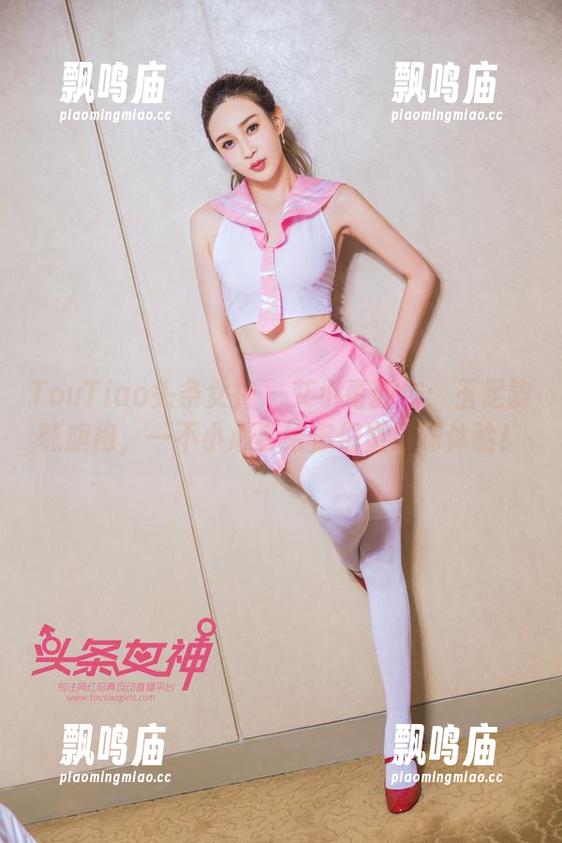 TouTiao头条女神 - 艾小青新作：玉足韵味旗袍，一不小心要给你们重口味体验！