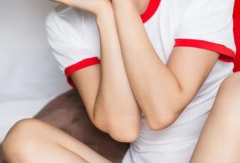 TouTiao头条女神 – 艾小青浴室私拍：我不确定自己看的是图包还是水中曼妙？