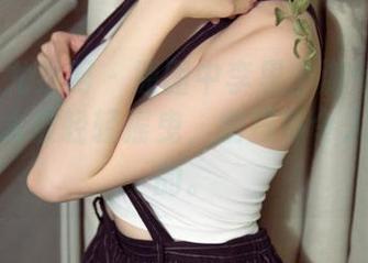 UGirls尤果网 – 原图中李思宁游弋在死库水中，水波轻轻摇曳，别提多令人心痒痒的。