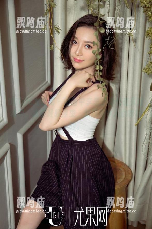 UGirls尤果网-李思宁 UGirls尤果网 - 原图中李思宁游弋在死库水中,水波轻轻摇曳,别提多令人心痒痒的。