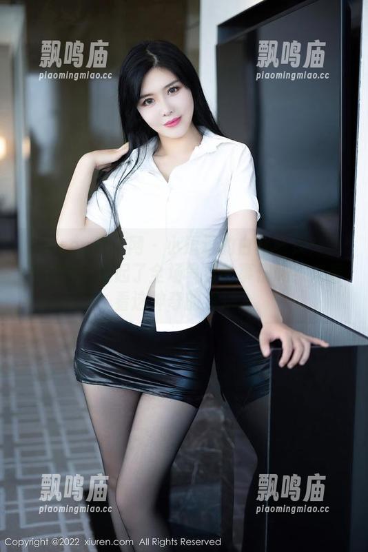 Xiuren秀人网-小逗逗 Xiuren秀人网 - 小逗逗的白裙全集:你见过裙子撑起了全场气氛的事情吗?来看看这神奇的混搭。