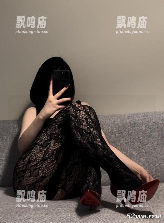 微密圈 - 保守的二舅妈泳装在线图片，水面上的光影，别有一番诱惑。