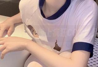 倦倦喵：我在地板上疯狂COS裸足风！