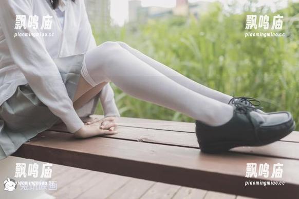 突然，兔玩映画的“蕾丝袜制服裙”图集把我的思绪拽到了一个安静的角落，灵感难以抵挡呐。
