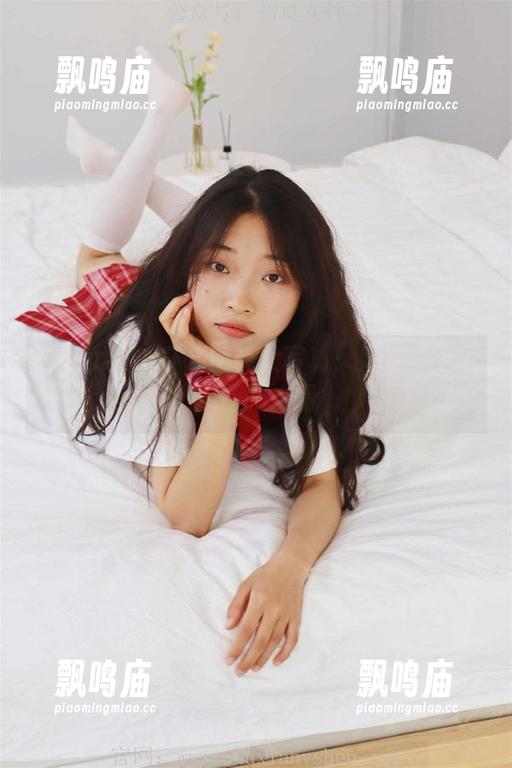 初夏女神 - 环环的修女写真：她在天上飞，画布上滑