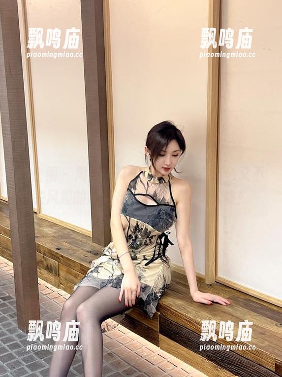 微密圈 - 周妍希带来的福利，有点色又不失风趣的圆红布兜写真，快来瞧瞧！