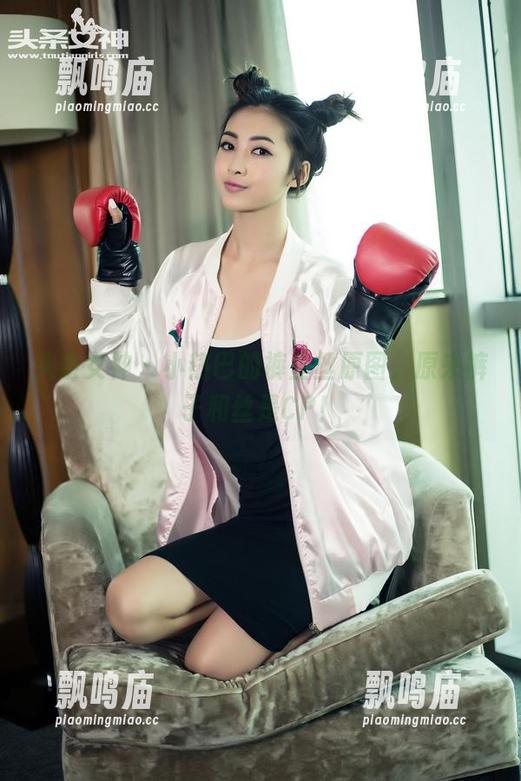 头条女神-小热巴 头条女神 - 小热巴的裤里丝原图,原来裤子和丝是CP!