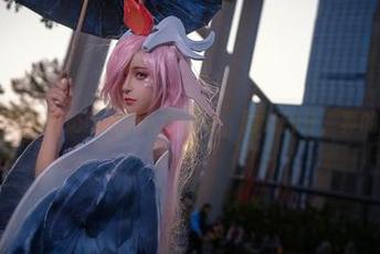 这组写真充满着奶狮不咬人的影子，雨师加分，真的不一般。