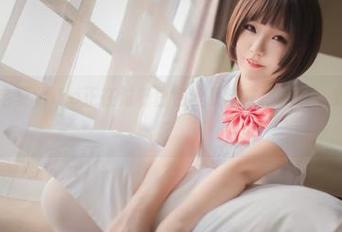 原图里，宅夏yoko正在对着白色丝质连衣裙犯愁：穿还是不穿？