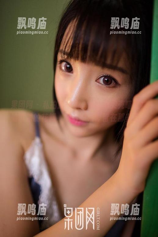果团网-little贝壳喵 果团网 - 私拍那一瞬,little贝壳喵红裙如散落的花瓣,图片却只停留在那美好之上。