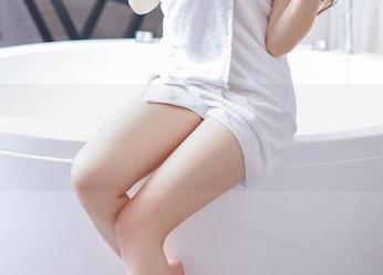 果团网 – 在这张周妍希的写真中，女王也会有娇羞的一刻吗？