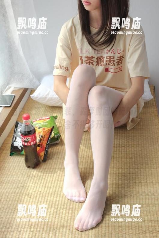 当白丝遇上学生装，森萝财团的最新写真集让人舍不得移开眼！