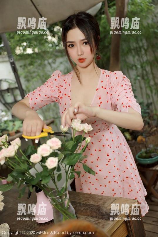 模范学院 - 宅兔兔的美图秘籍：手握丝袜，私拍应有尽有！