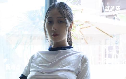 浅安安 美图速递:浅安安在天台上的一秒停留。