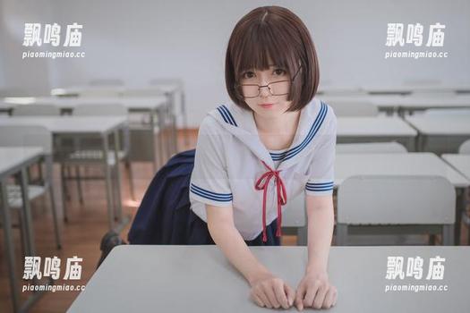 白金Saki的职业装全套写真，是职场进击还是倒退？