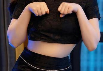 秀人网 – 这是Egg_尤妮丝的定制礼服，想说真好看，但无奈我只敢边看边心疼我的钱包。
