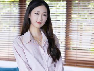 秀人网 – 是小逗逗海岸作品，教你如何在海边自然“跌倒”