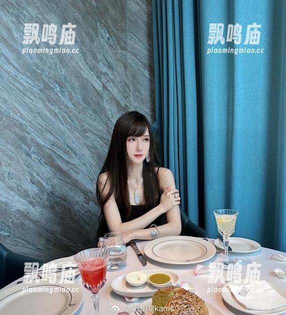 不仅仅是眼镜，腐团儿Ikaros的图包福利给你带来意外欢乐！