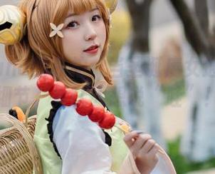 花铃Hana的私拍：当圣诞魔女遇上精致细节，真让人想说“哇”！