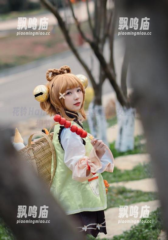 花铃Hana的私拍：当圣诞魔女遇上精致细节，真让人想说“哇”！