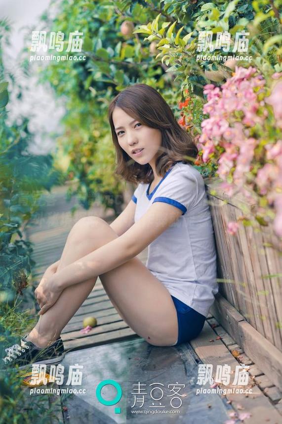 青豆客 - 黄歆苑chobits的私拍图包：户外秘境探险，不用作弊就能惹人眼！
