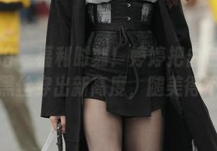 魔镜街拍 – 福利时刻！婷婷把白色吊带连衣裙和黑丝穿出新高度，腿美得不科学。