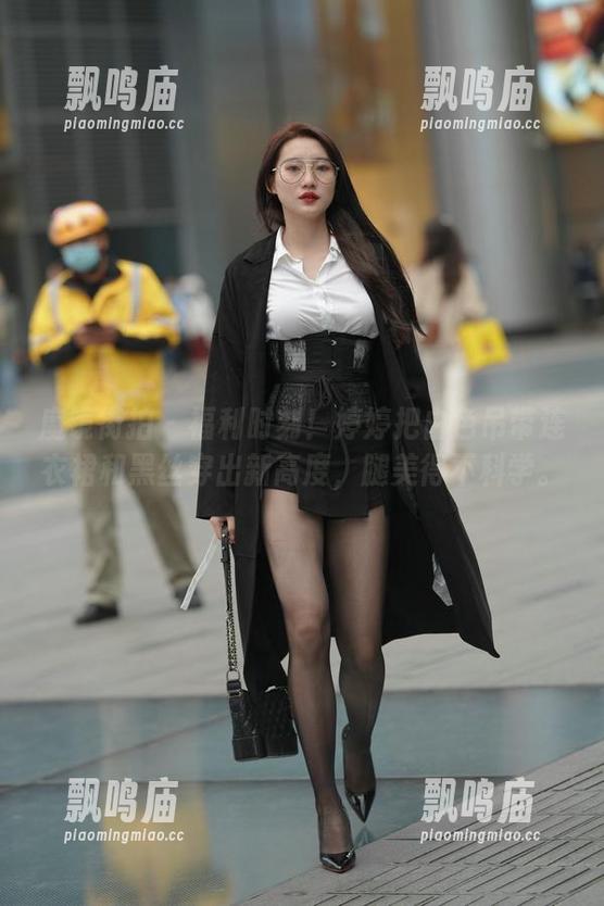 魔镜街拍-婷婷 魔镜街拍 - 福利时刻!婷婷把白色吊带连衣裙和黑丝穿出新高度,腿美得不科学。