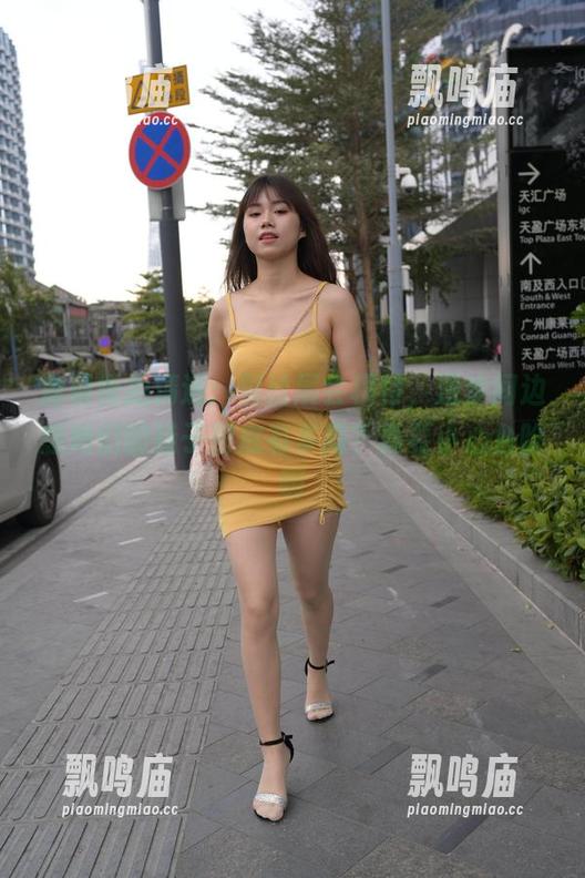 魔镜街拍 魔镜街拍精选:黑丝展会模特,漫步间边想她们的鞋子到底有多高?真要小心台阶啊