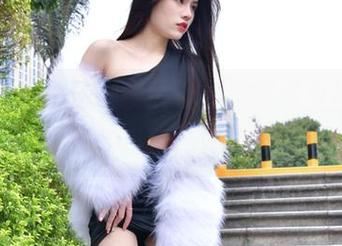 魔镜街拍作品在线展现，浅绿紧身裙中藏着的其实是微妙的狠辣。